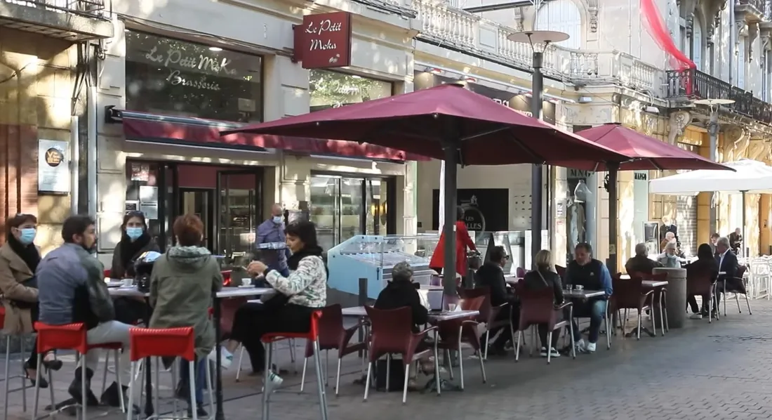 Le Petit Moka avec sa terrasse sur le quai Vauban